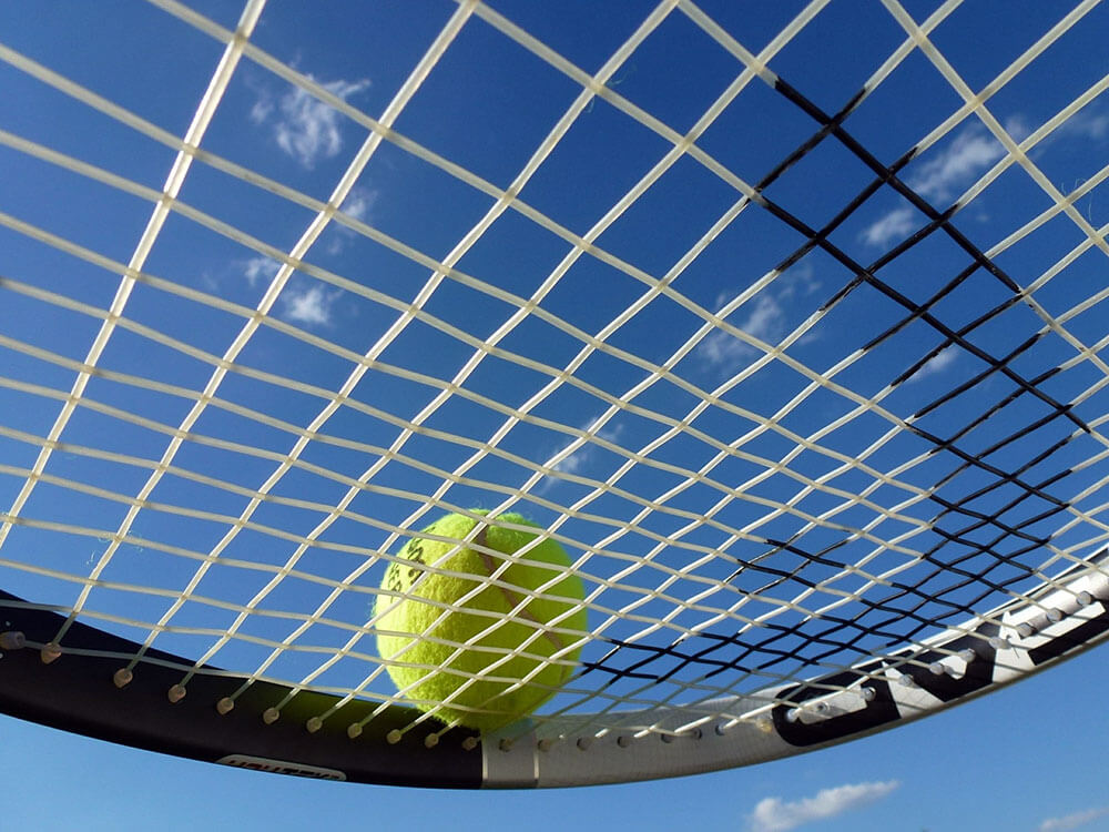 Tennisschläger mit Ball